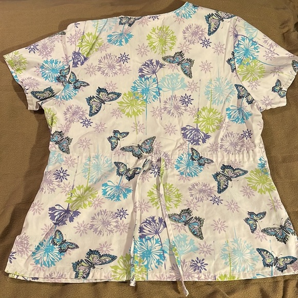 Lot of 4 Medium scrub tops. Dickies, TLC, & SB Scrubs. See below for measurement - Picture 7 of 9